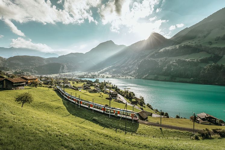 ST_3x2_Lungern-Lucerne-Interlaken-Express-at-Lake-Lungernsee_75218