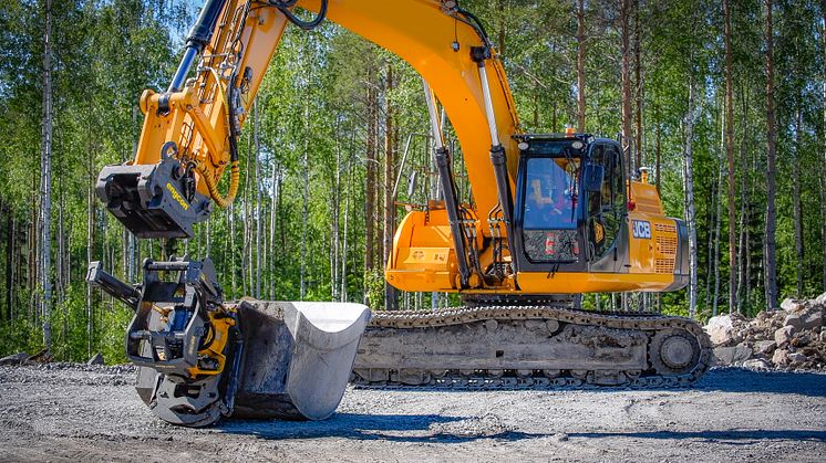 JCB 330 with engcon EC233 and EC-Oil