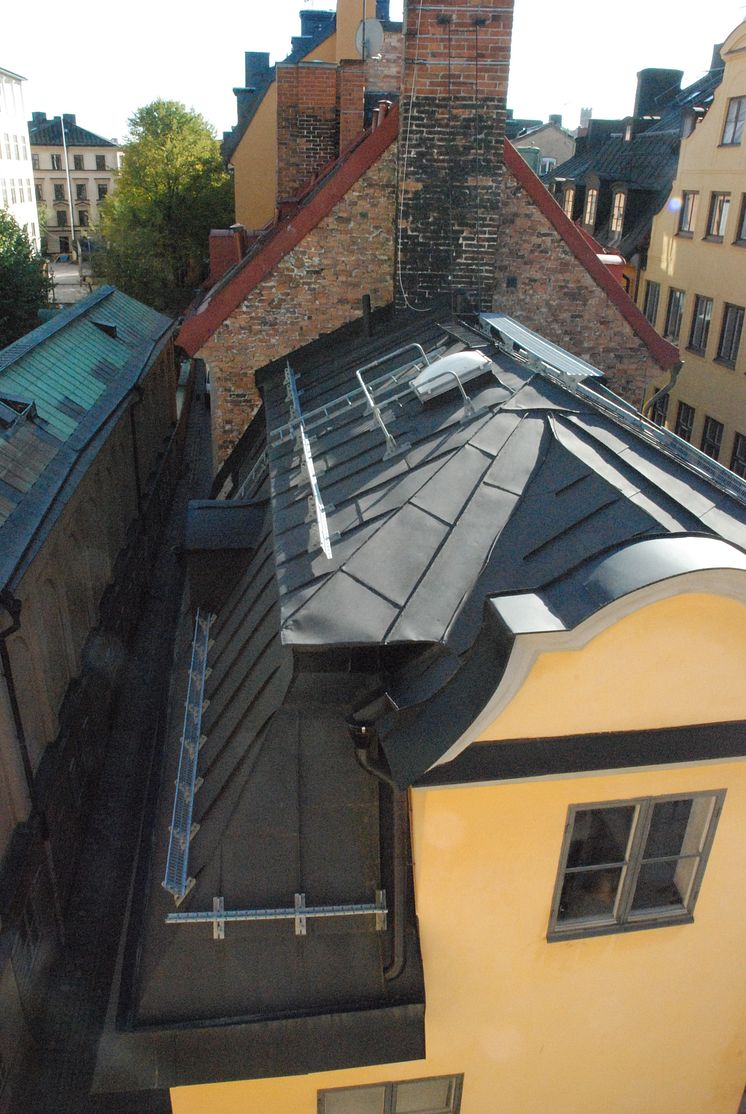 Plåttak med monterad taksäkerhetsutrustning i Gamla stan i Stockholm.