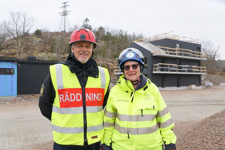 Magnus Lagrell och Birgitta Andersson framför multihuset på övningsfältet 2