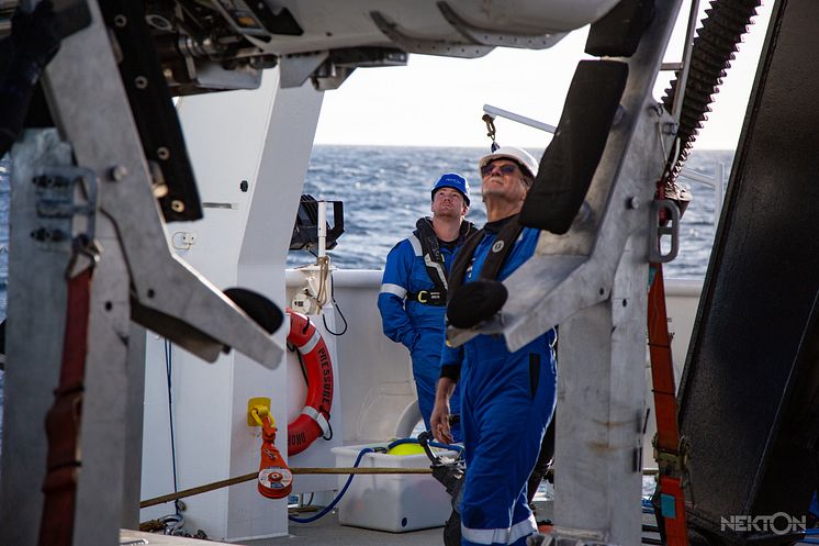 Hi-res image - Inmarsat - Mike Pownall observing sub launch on sea-trials 