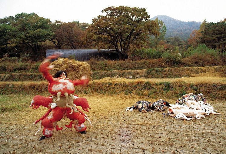 Lee Bul, Cravings (1989). Outdoor performance. Still from original performance. Photo courtesy: Studio Lee Bu