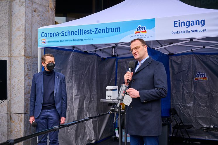 Pressefoto Eröffnung 100. dm Corona-Schnelltest-Zentrum