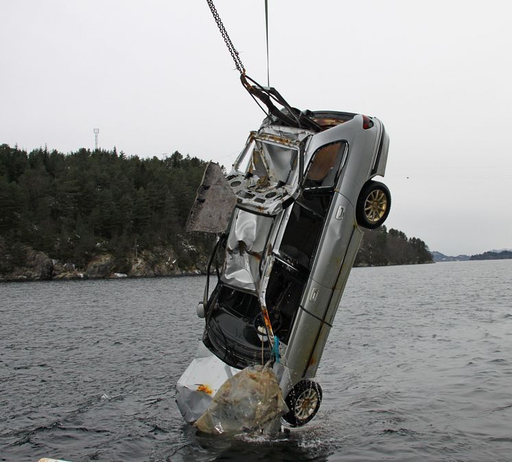 Heving av bil dumpet i sjøen