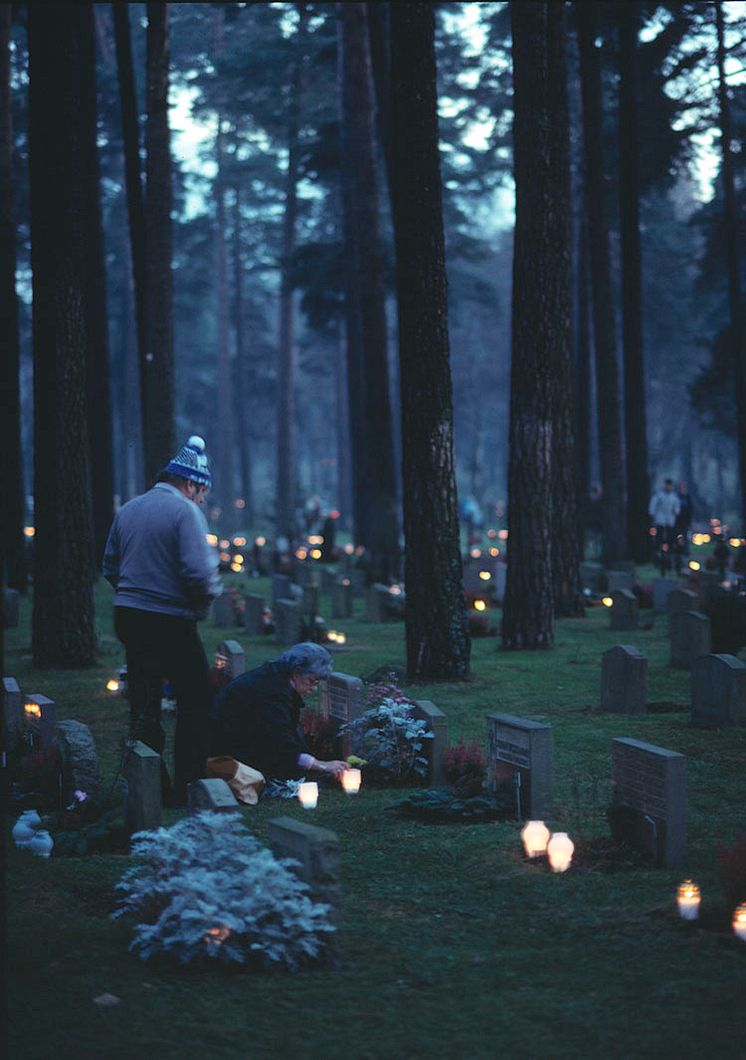 Ljus på Skogskyrkogården, Alla helgons dag på  1994, foto: Sören Hallgren, Nordiska museet