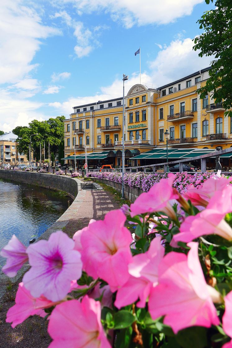 Stadshotellet med blommor i förgrunden