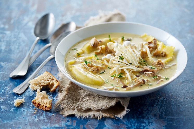 Cremet svampesuppe med ravioli