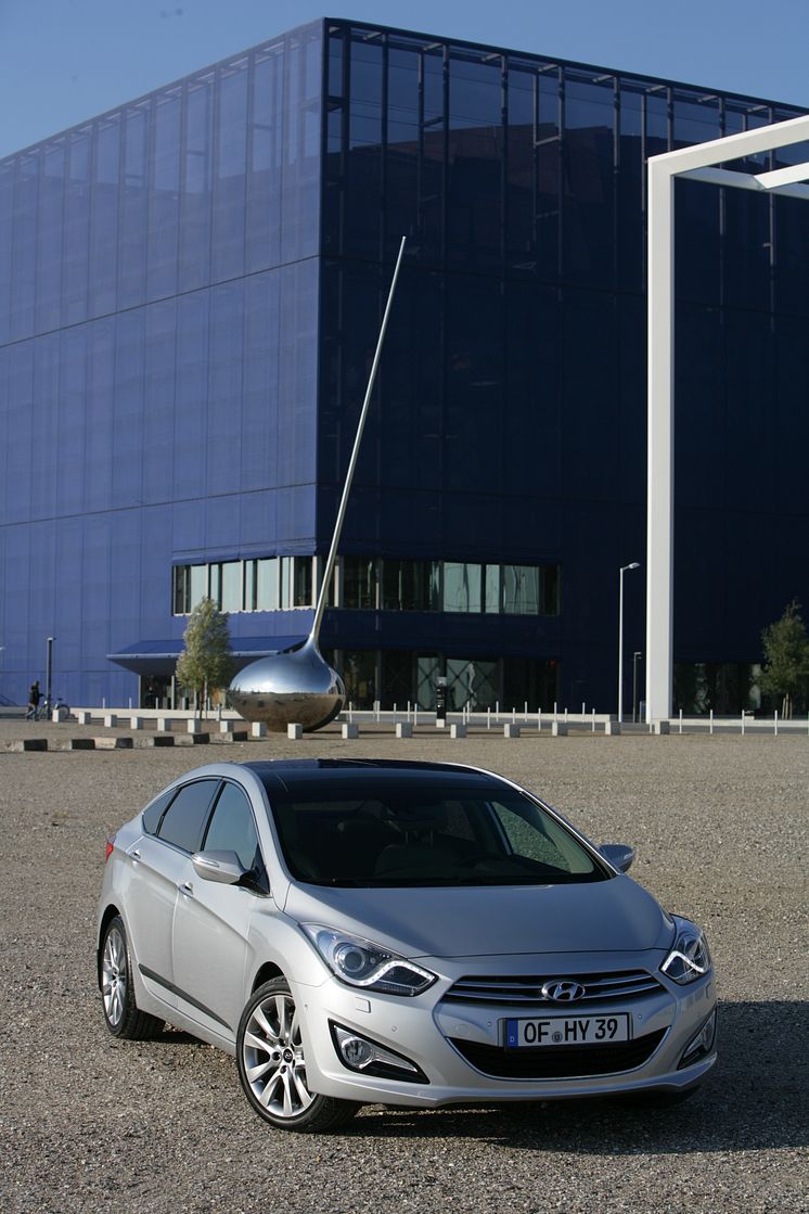 Hyundai i40 sedan skrått forfra