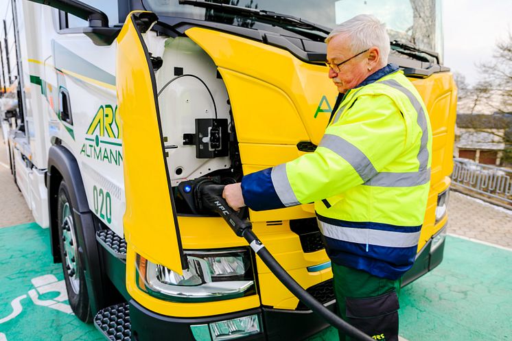 Klappe auf, Stecker anschließen und schon startet der Ladevorgang für Manfred Rakoczi, Mitarbeiter technische Qualität und einer der ersten Fahrer des Scania P 25 BEV bei ARS Altmann