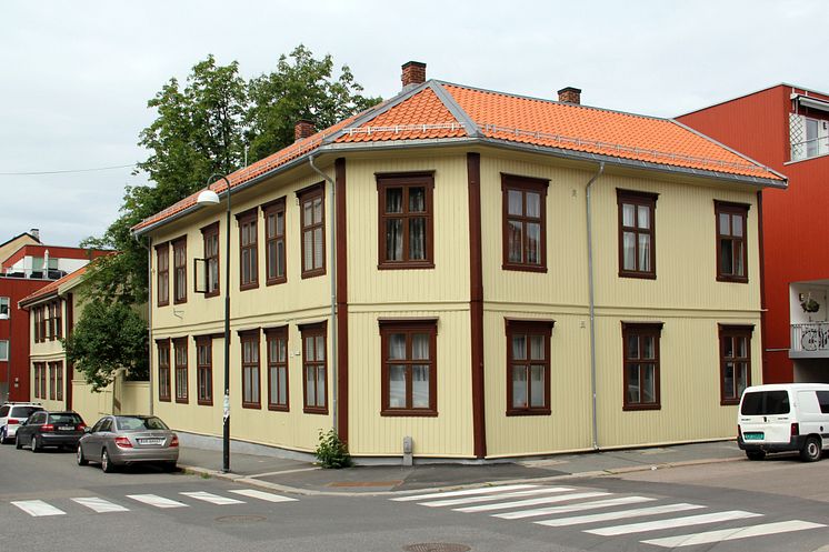 Den gamle politistasjonen i Vålerenggata 24 a-b med rehabilitert fasade.