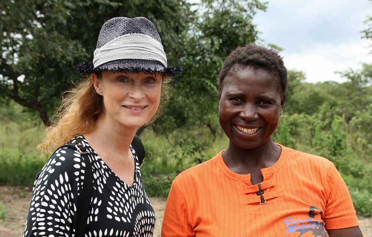 Lena Endre tillsammans med Ruth Chilekwa från Zambia