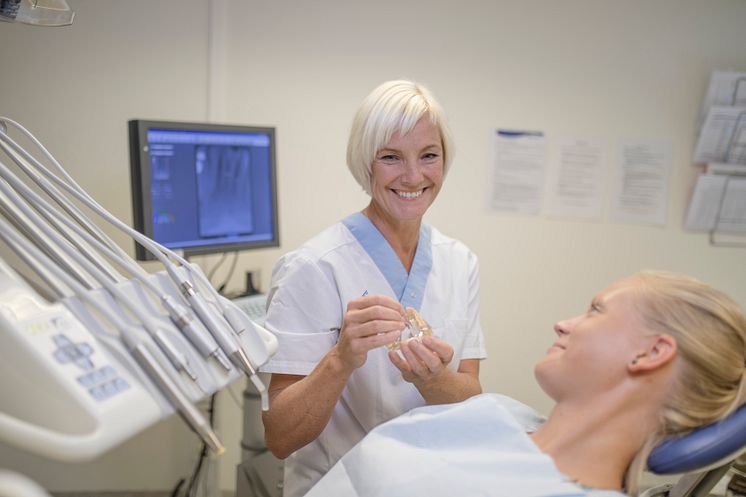 Pernilla Lundberg med patient