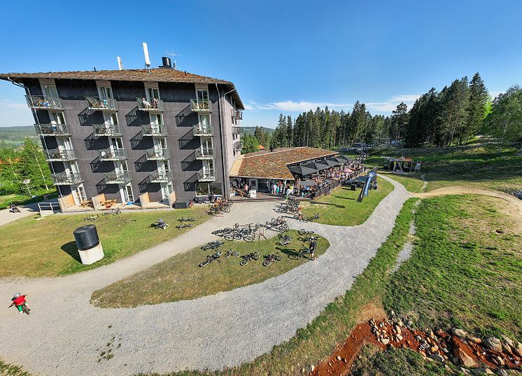 Hög_Bergshotellet i Järvsö_centrum för premiärhelgen.jpg
