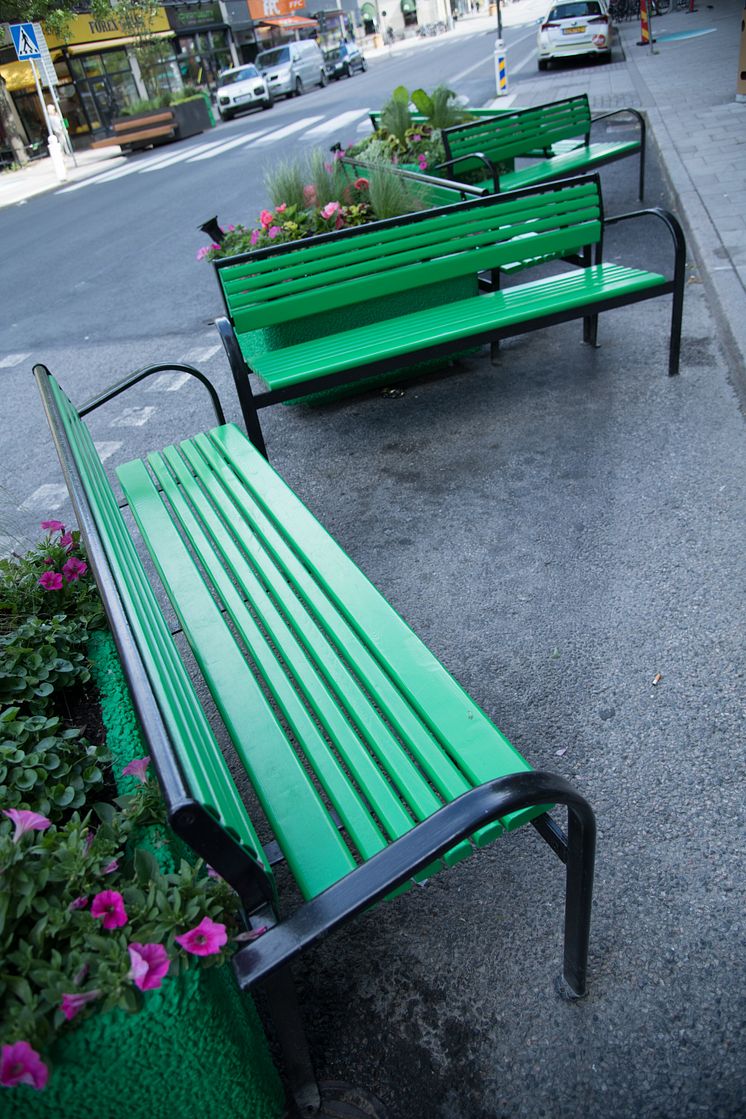 Sittplatser på Drottninggatan vid Näbbtorget.