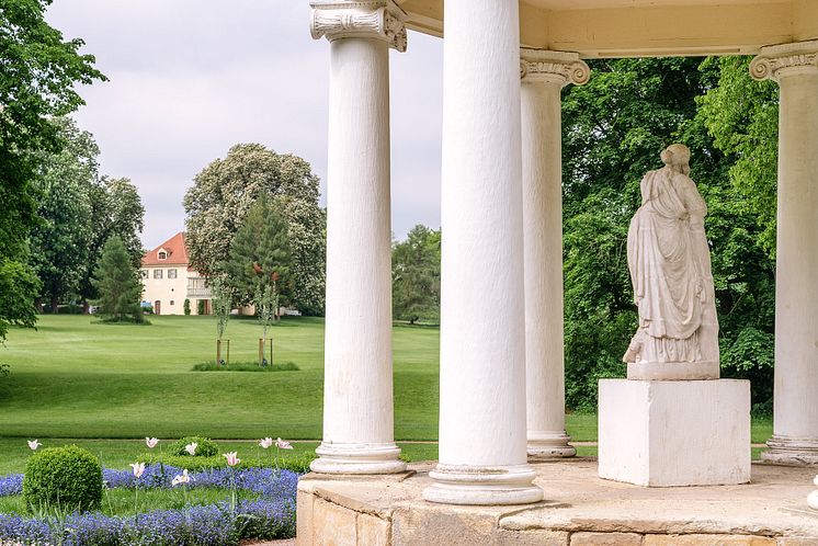Weimar_Schloss_und_Park_Tiefurt,_UNESCO_Welterbe,_Via_Regia.jpg