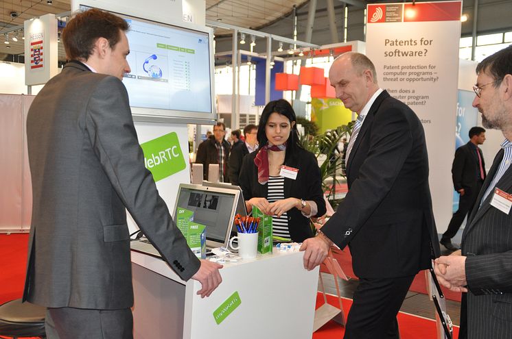 Brandenburgs Ministerpräsident Dietmar Woidke auf dem CeBIT-Stand der Technischen Hochschule Wildau