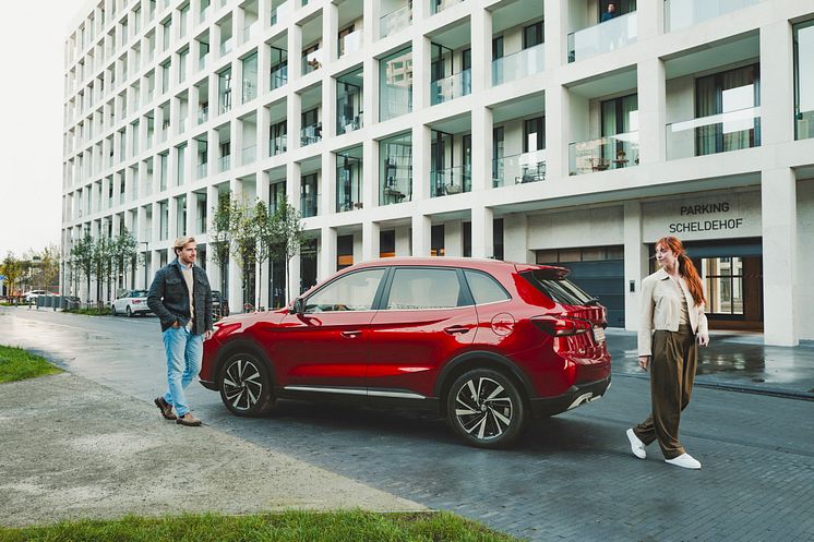 MG ZS HEV+with talent 2.jpg