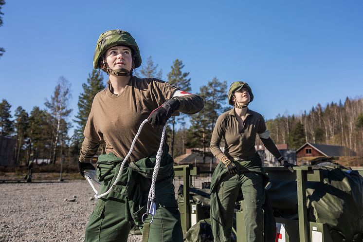 Soldater upprättar fältsjukhus