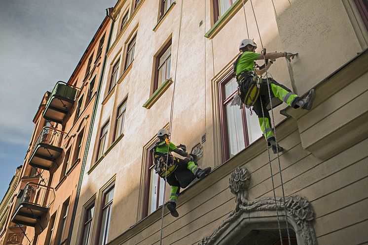 Reparbetare utför fasadreparationer