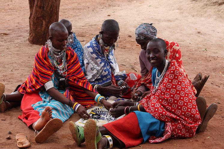 Massajer gör armband för jämställt bistånd