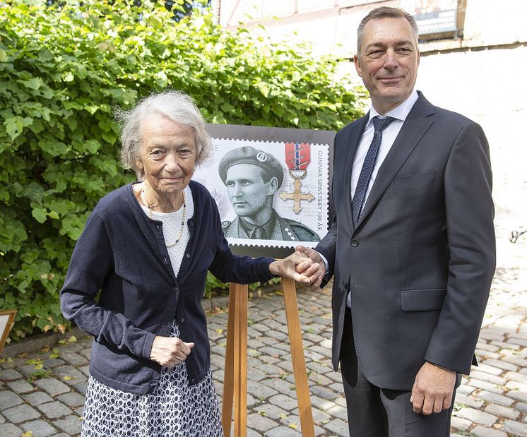 Anne-Karin Sønsteby og forsvarsminister Frank Bakke-Jensen var begge veldig fornøyd med frimerket med Gunnar Sønsteby. Foto: Håvard Jørstad, Posten