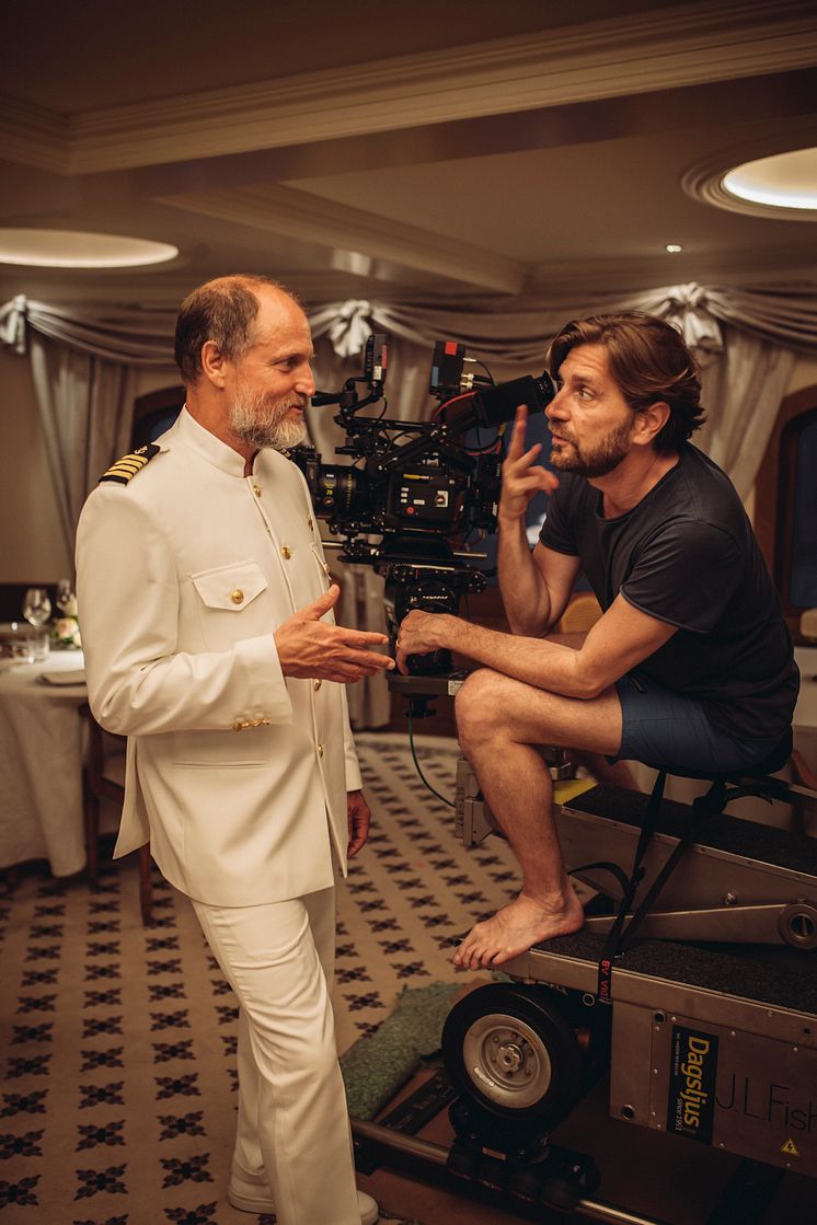 03_Woody_Harrelson_Ruben_Östlund_on_set_Triangle_of_Sadness_Photographer_Tobias_Henriksson.jpg