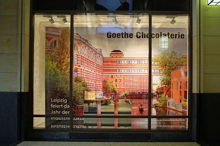 Goethe Chocolaterie - Schaufenster mit Buntgarnwerken aus Schokolade  