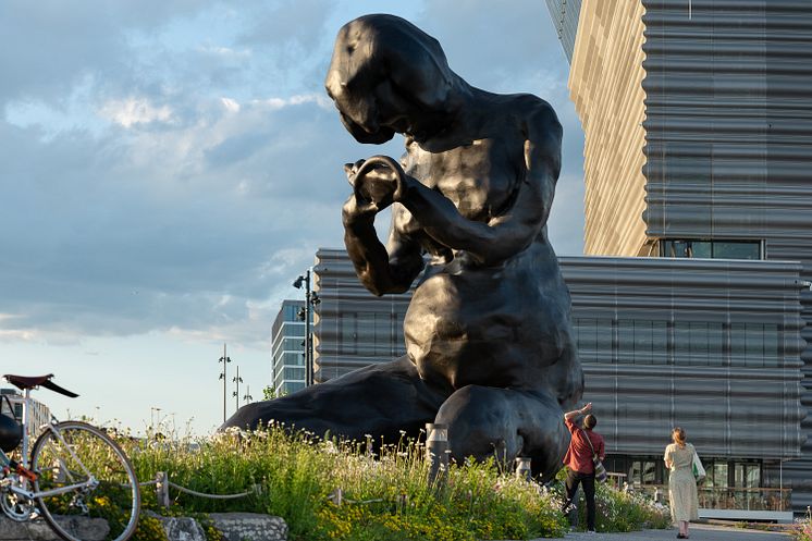 Tracey Emins skulptur «Moren» på Inger Munchs brygge