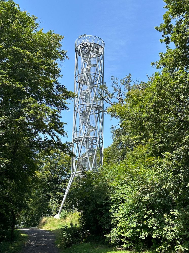 Der neue Atzelbergturm besteht aus 30 Tonnen Stahl, ist 27,5 Meter hoch, und wer die 156 Stufen erklommen hat, betritt die oberste Plattform mit ihren knapp fünf Metern Durchmesser.