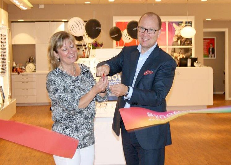 Butikschef Lotta Frithiof och Roland Olsson, vd för Synoptik, invigde butiken i Stenungsund.