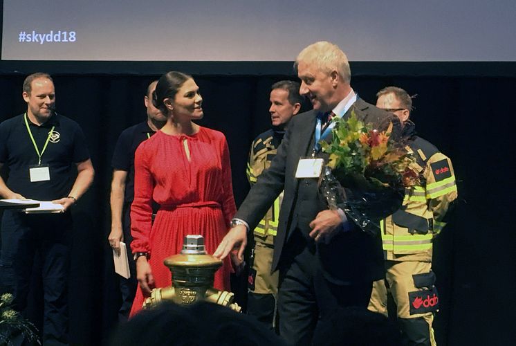 H.K.H. Kronprinsessan Victoria delar ut priset till  Årets Räddningstjänst.