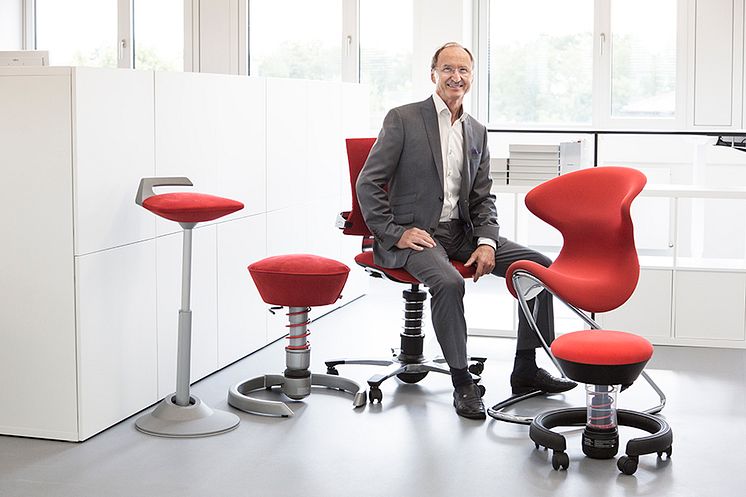 aeris-Gründer Josef Glöckl mit den Aktiv-Sitzen muvman, swopper, 3Dee, oyo und swoppster (v.l.n.r.).