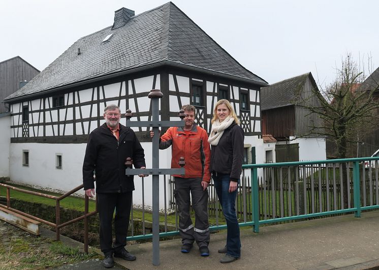 Bürgermeister Josef Schmidkonz, Harald Eichner, Baubegleiter vom Bayernwerk und Katja Lindner, Netzbauleiterin am Bayernwerk-Netzcenter Weiden, mit einem der letzten Dachständer in Mähring.