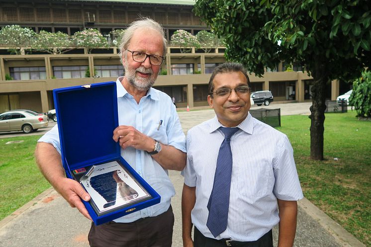 Terje Heggernes mottar pris fra Sri Lanka. Her sammen med Shakya Nanayakkara fra NGO-sekretariatet.