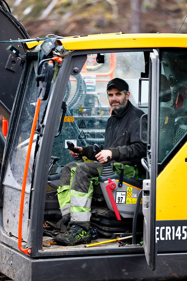 Tommy "Tybble" Karlsson i hytten på sin Volvo ECR145ELM