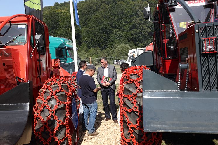 Dan Popescu, Staatssekretär im Ministerium für Umwelt, Wasser- und Forstwirtschaft Rumäniens, besuchte die Ausstellung, Forest Romania