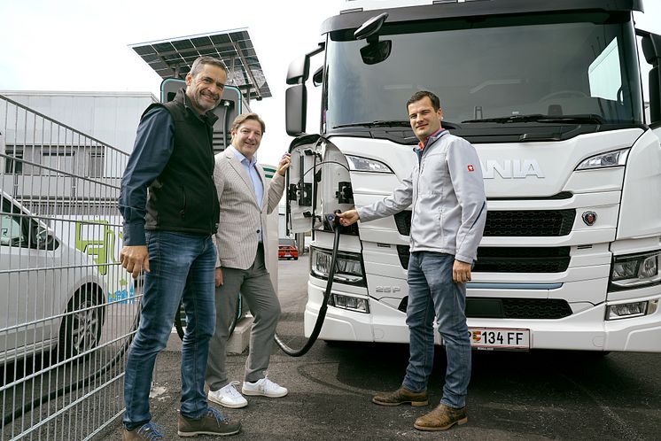 Hannes Wiegele, Johannes Hofer und Günther Albel freuen sich auf den Praxisstart des Scania E-Lkw und schauen sich gerne auch die technischen Details genauer an.
