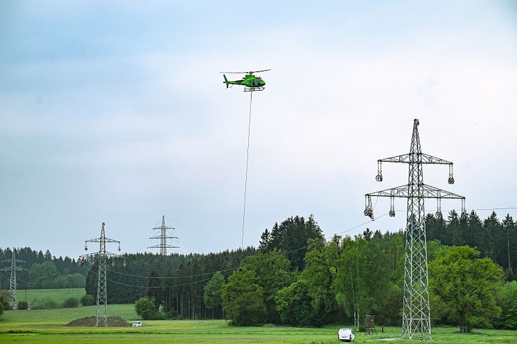 20230519_Helikoptereinsatz Leitungserneuerung_quer