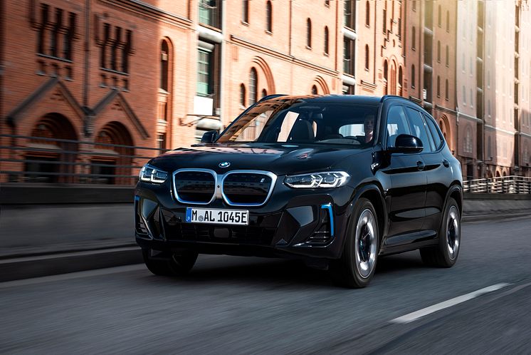 P90432164_highRes_the-new-bmw-ix3-8-20.jpg