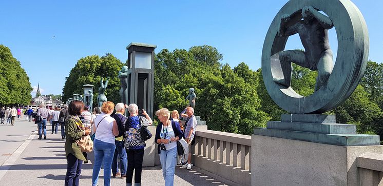 Vigelandsparken folk foran Sinnataggen