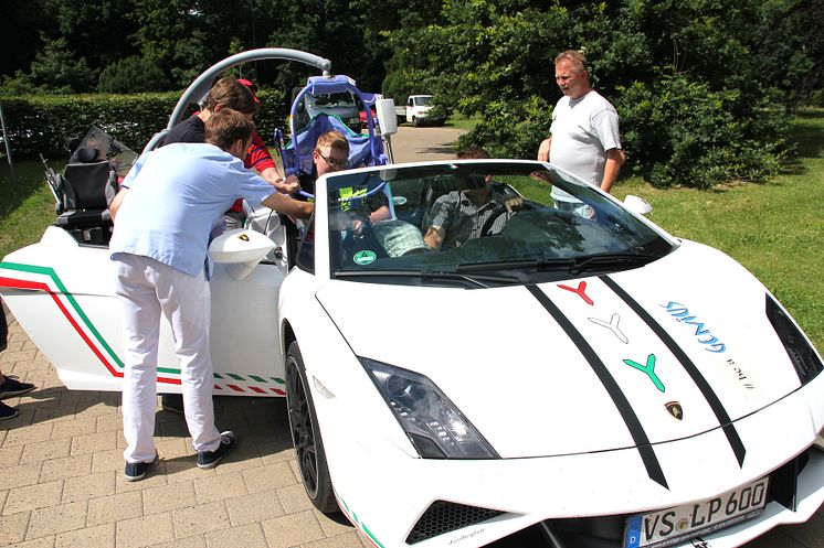 Ein aufregender Nachmittag im Bärenherz: Kinder mit Dr. Schuh im Lamborghini unterwegs