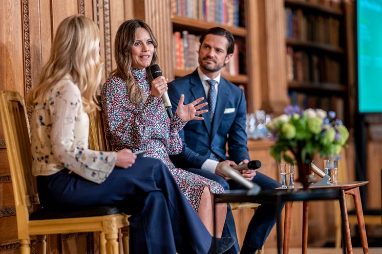 DD.KK.HH. Prins Carl Philip och Prinsessan Sofia i samtal med Kim Waller, generalsekreterare på Prinsparets Stiftelse