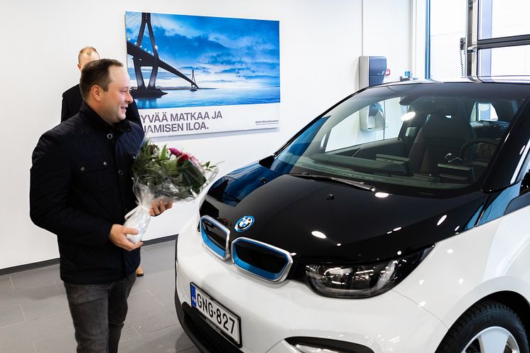 Tuomas Renlund voitti täyssähköisen BMW i3:n hole in onella Asuntomessut Invitationalissa Porin Yyterissä.