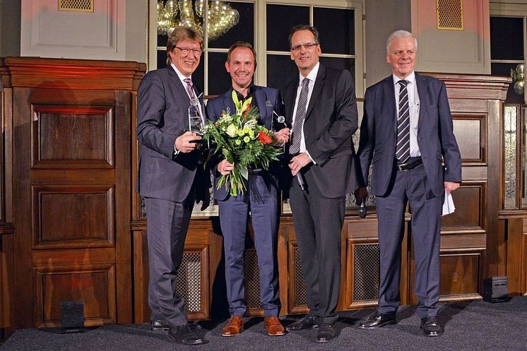 Die Erstplatzierten Prof. Andreas Schulz und Dr. Michael Maul nahmen die Preise von Volker Bremer, Geschäftsführer der Leipzig Tourismus und Marketing GmbH, entgegen