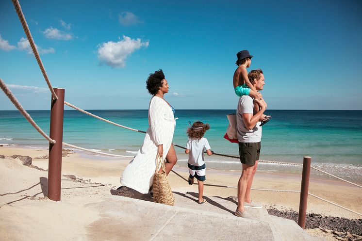 tui-for-you-fuerteventura-family-walk-beach.jpg