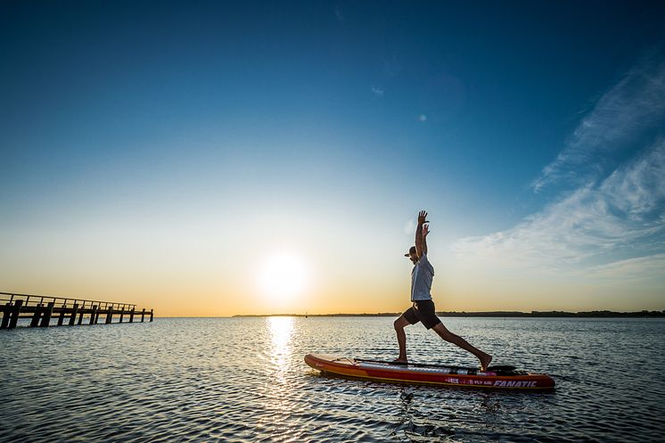 Yoga på SUP-Board i Travemündee_Seebad,_Yoga_auf_dem_Stand_Up_Paddle_Board.jpg