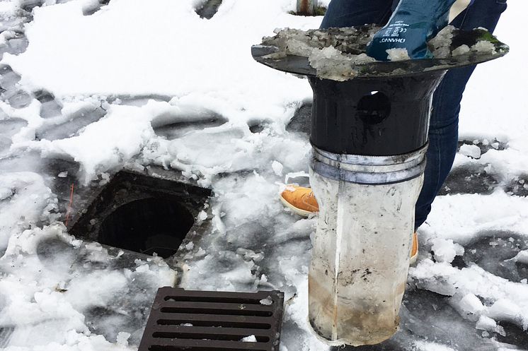 Granulatfälla vid konstgräsplan