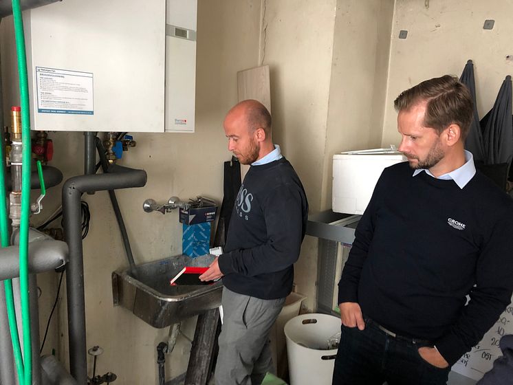 Morten Gregersen, Grundfos, Thomas Knudsen, GROHE, besigtige gamle vand- og varmeinstallationer i teknikrum.JPEG