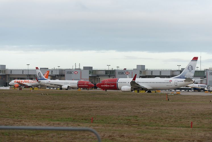 Two 737-800 at Gatwick