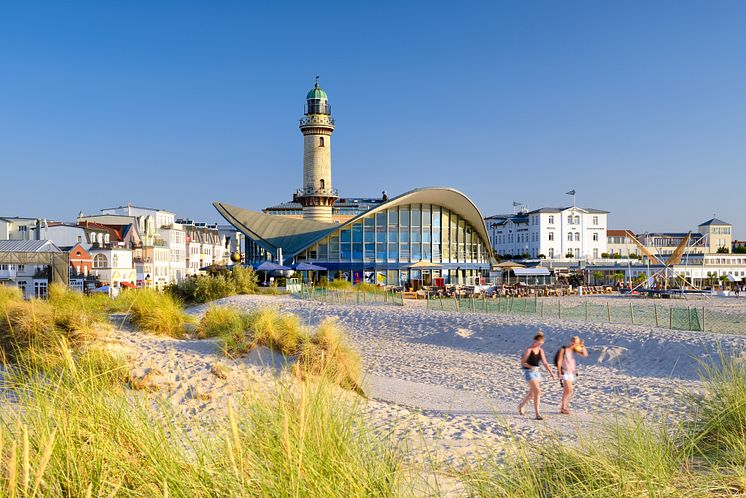 Rostock_Leuchtturm_und_Teepott_in_Warnemünde_an_der_Seepromenade.jpg